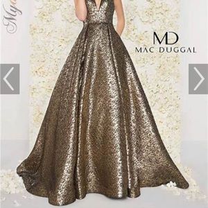Gorgeous Mac Duggal Formal Ballgown in Metallic gold. Perfect for a gala or prom